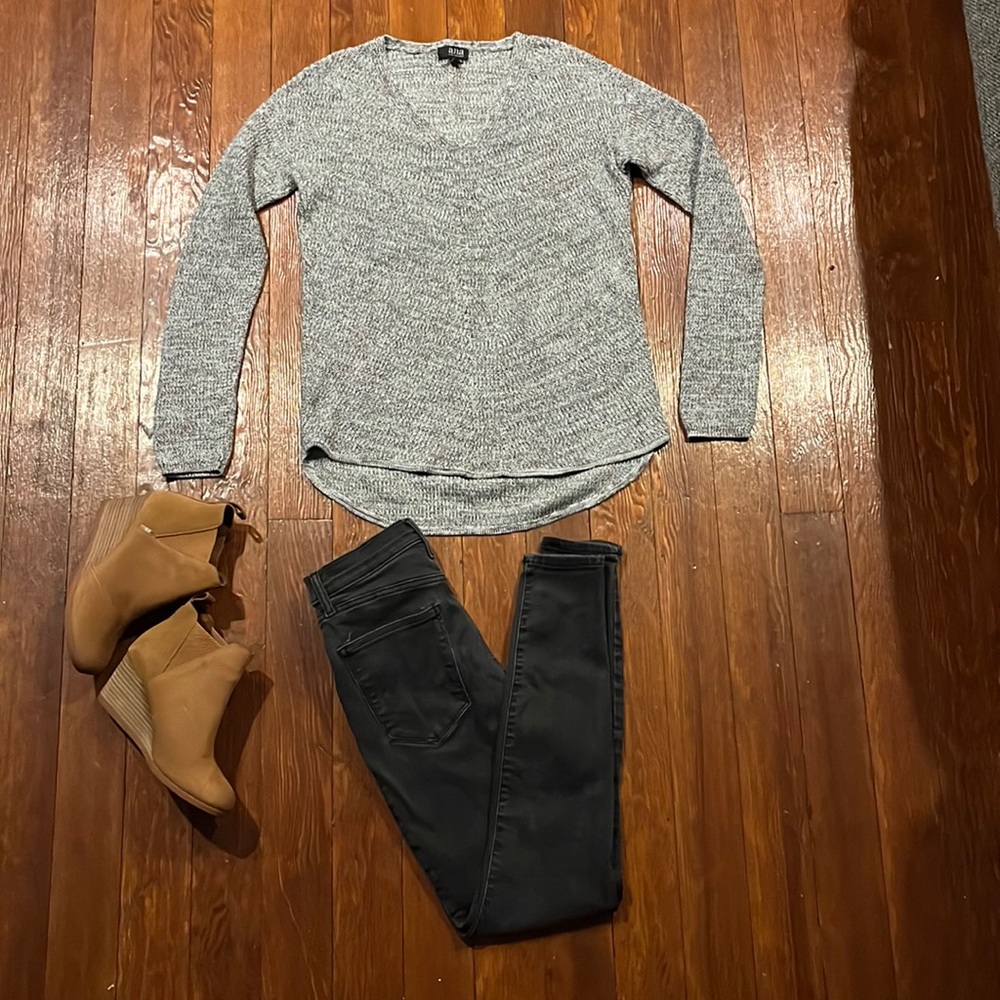 ❄️Light gray A.N.A v-neck sweater ❄️ Size - MEDIUM/LARGE